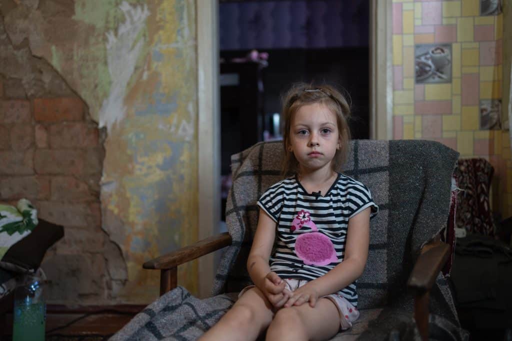 Le 16 octobre 2024, Milana, 7 ans, et sa famille ont fuit les combats dans la région de Donetsk en Ukraine. © UNICEF/UNI675750/Filippov