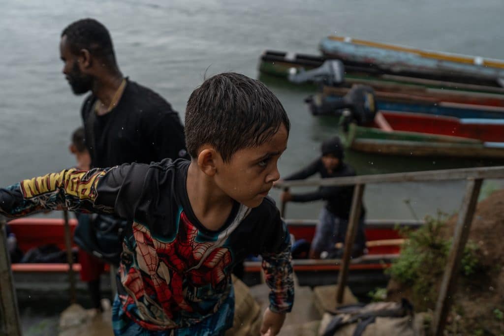 Poussées par la pauvreté, la violence et les crises climatiques, les familles d'Amérique latine entament un dangereux voyage à travers la jungle du Darién pour trouver refuge ailleurs. © UNICEF/UNI684274/Haro