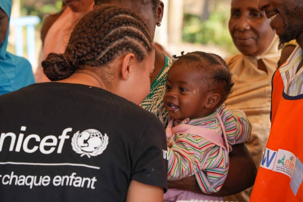 Paola Locatelli, ambassadrice de l'UNICEF France, visite le groupement de femmes ASAD qui travaille à l'amélioration de la nutrition des enfants et à l'autonomie économique de la communauté. © UNICEF France/Zumstein