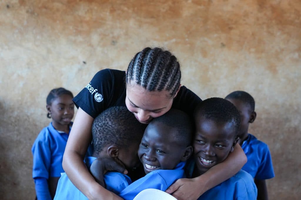 Paola Locatelli, ambassadrice de l'UNICEF France, rencontre les élèves et enseignants de l'école EPP A Makolo de Bertoua qui dispose d'un eContainer permettant un apprentissage sur support numérique (tablettes). © UNICEF France/Zumstein