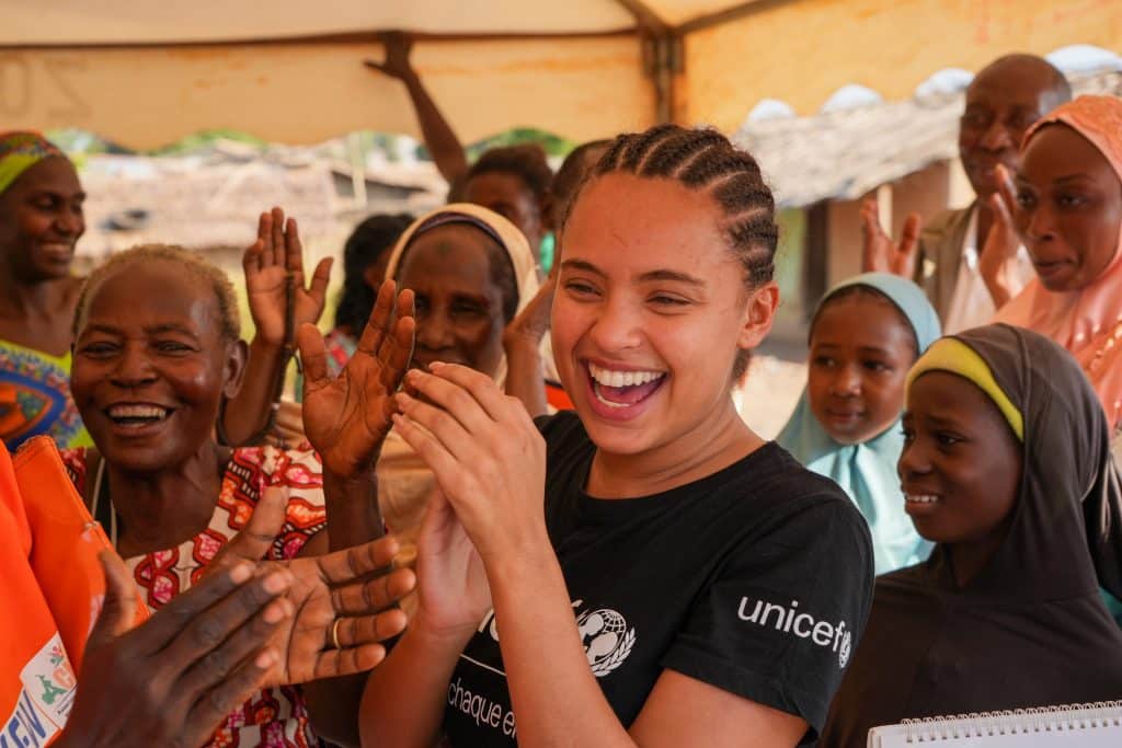 Paola Locatelli, ambassadrice de l'UNICEF France, visite le groupement de femmes ASAD qui travaille à l'amélioration de la nutrition des enfants et à l'autonomie économique de la communauté. © UNICEF France/Zumstein